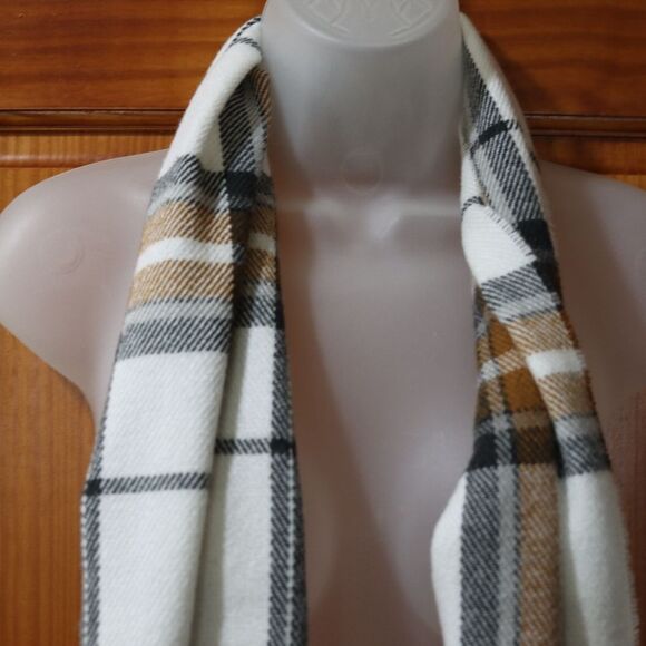 Old Navy Black and White Plaid Scarf 13x72 Acrylic Cozy Winter Accessory NWT - Picture 6 of 8